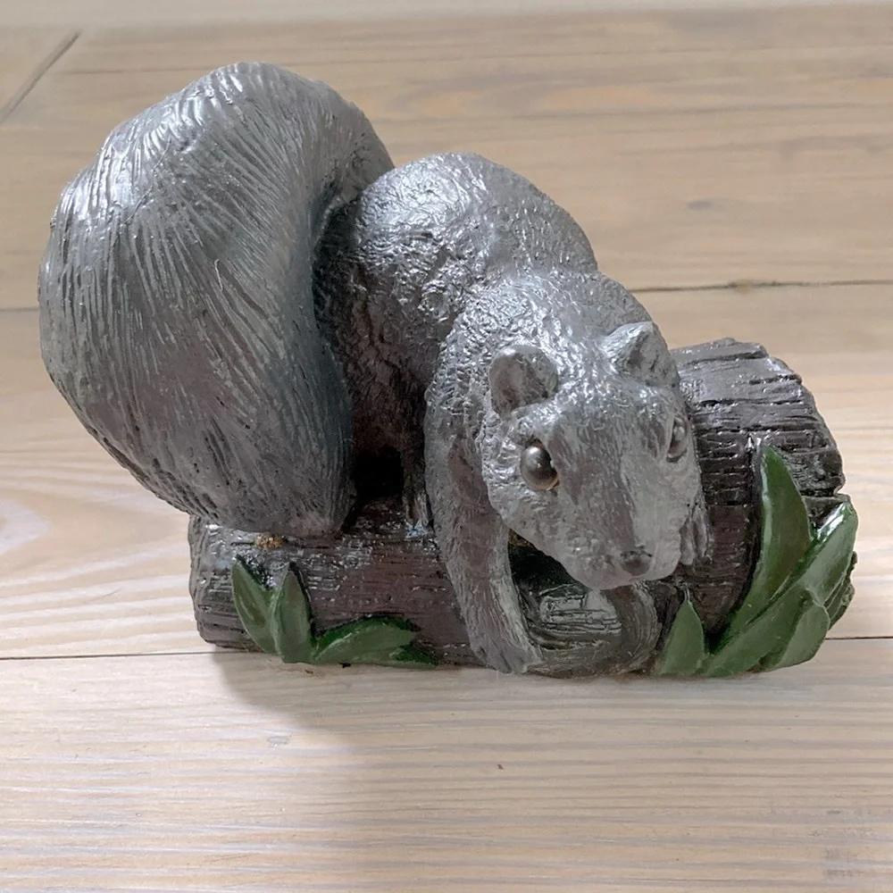 GRAY SQUIRREL Resin Outdoor Garden Decor on a Log 7 x 6 x 5 inches